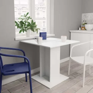 Eettafel van bewerkt hout met frisse, minimalistische uitstraling